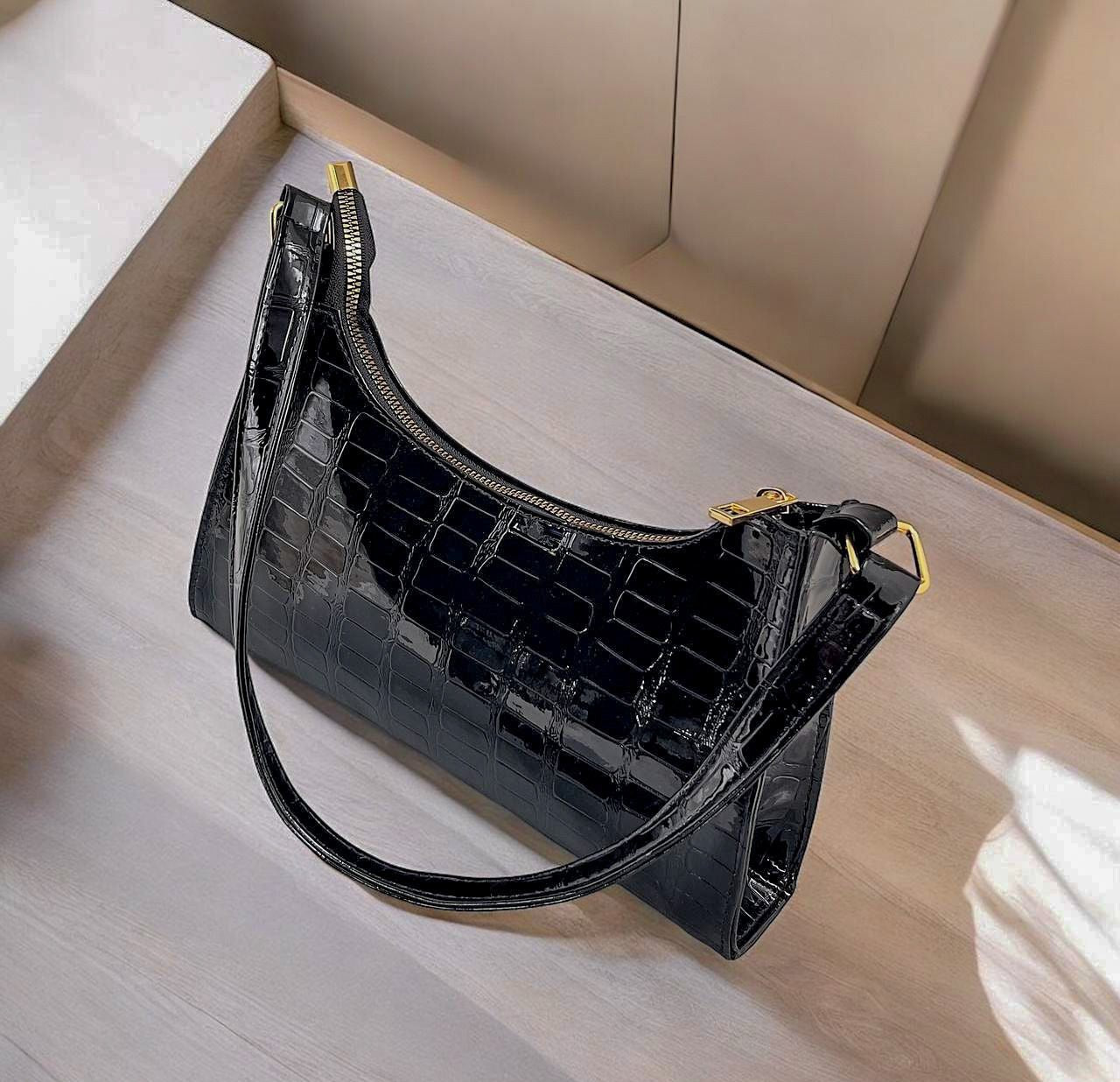 08-Crsnt Crocodile Pattern Armpit Hand Bag