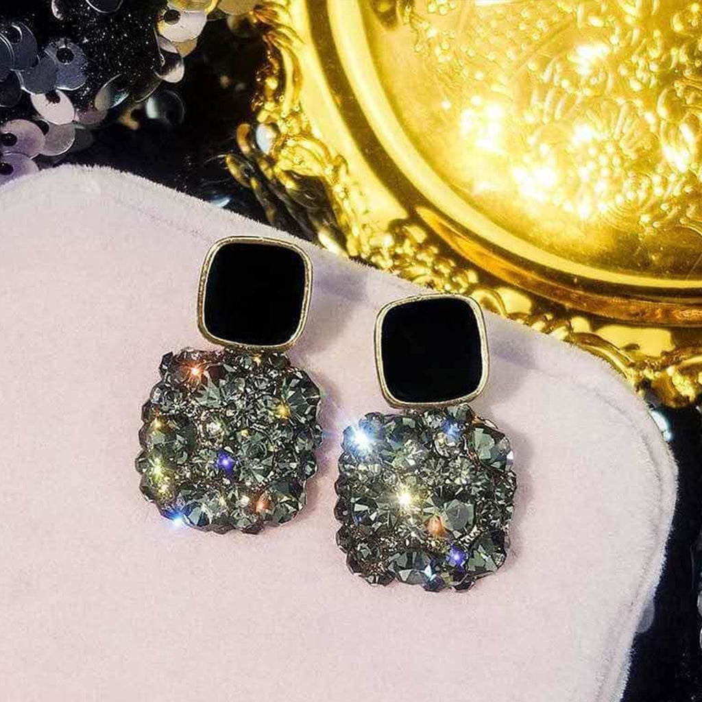 02-Traditional Teardrop Ear Earrings Pair Black