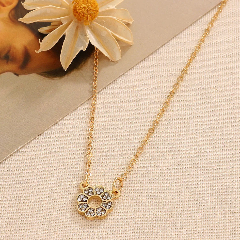 QWN Round Flower Pendent