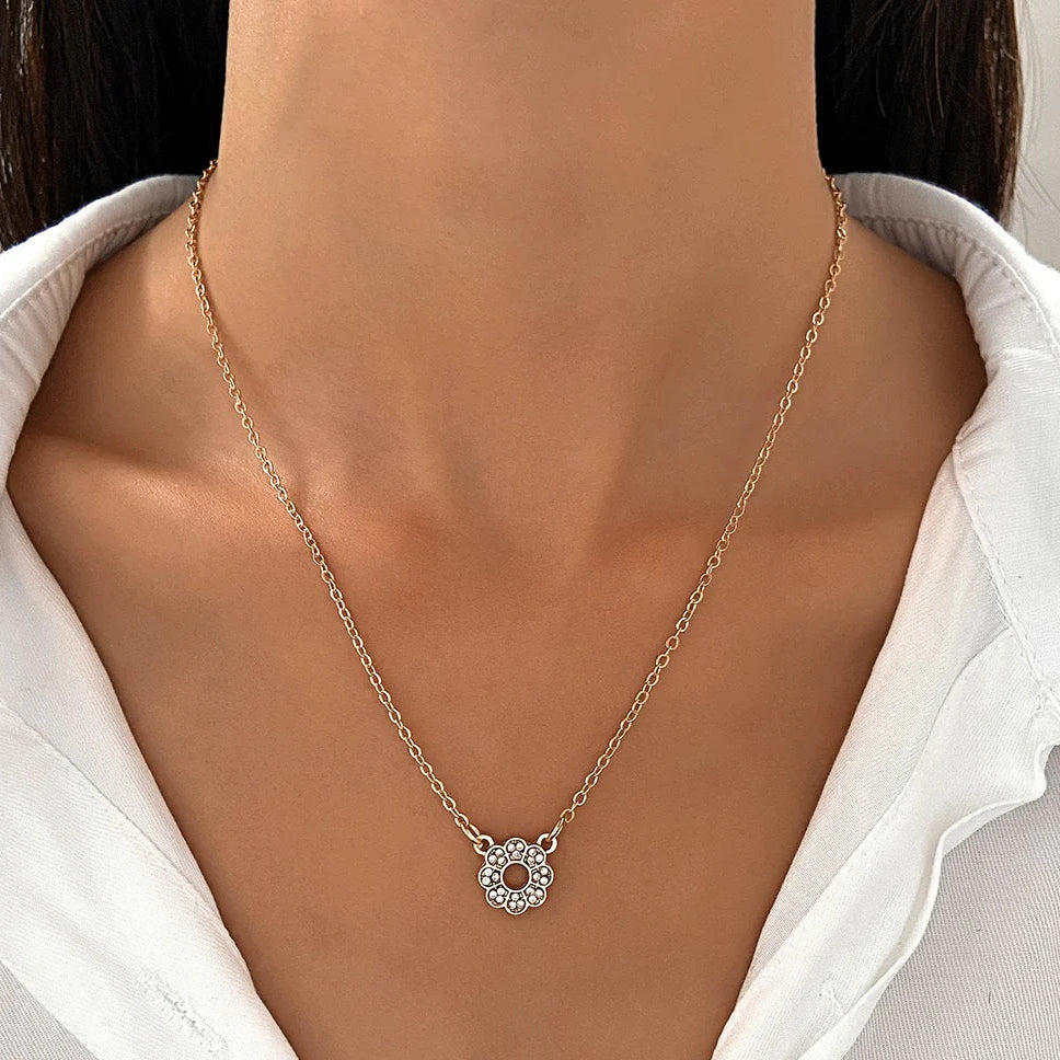 QWN Round Flower Pendent